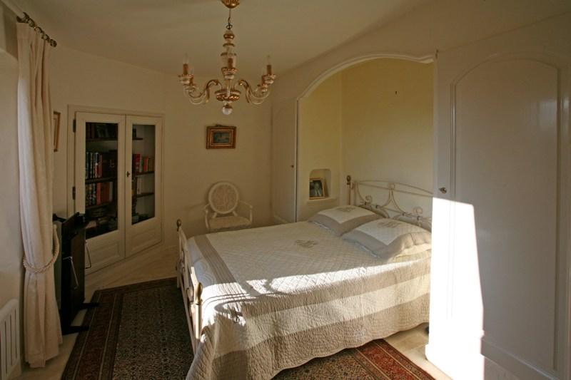 Stone house in Provence with exceptional views of the surrounding valleys and the Luberon.